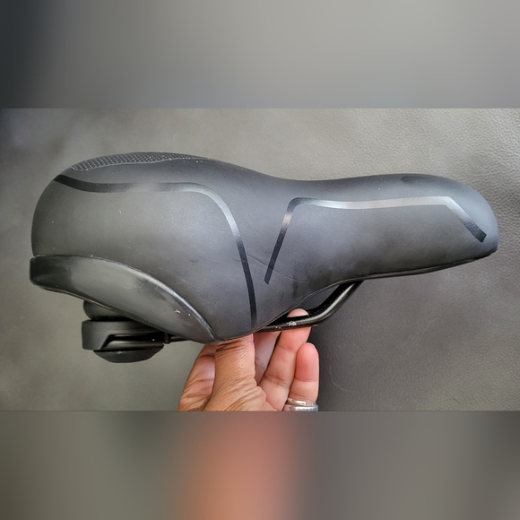 Bicycle Seat • Ventilation • Shock Absorption • Comfort - Picture 10 of 11